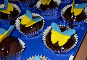 Na zdjęciu znajdują się babeczki czekoladowe z motylkiem w kolorach ukraińskich.